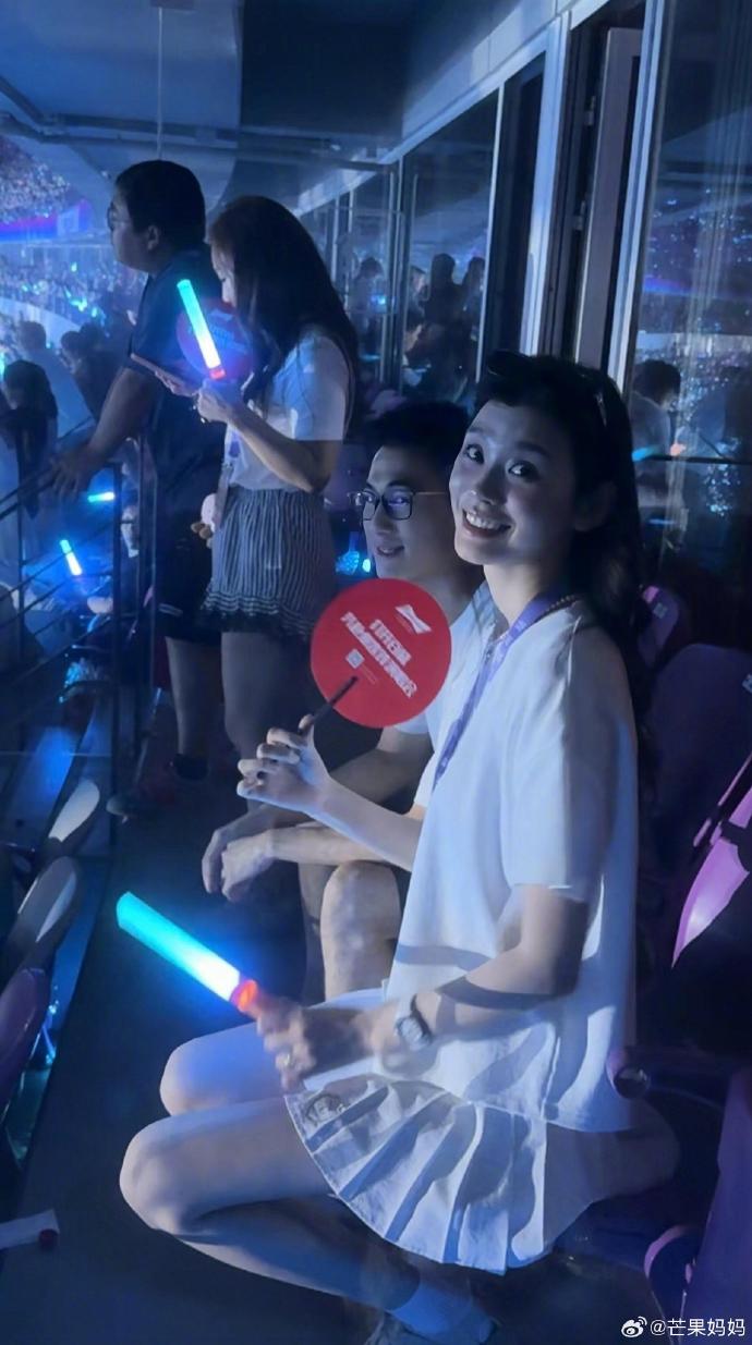 Fan dậy sóng trước hình ảnh mới nhất của siêu mẫu Victoria's Secret giữa nghi vấn bị chồng thiếu gia sòng bạc “cắm sừng”- Ảnh 8.