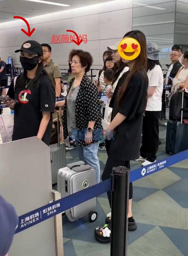 "Tóm gọn" Triệu Vy trùm kín mít ở sân bay, nghi dắt díu mẹ ruột - con gái chạy ra nước ngoài trốn nợ?- Ảnh 2.