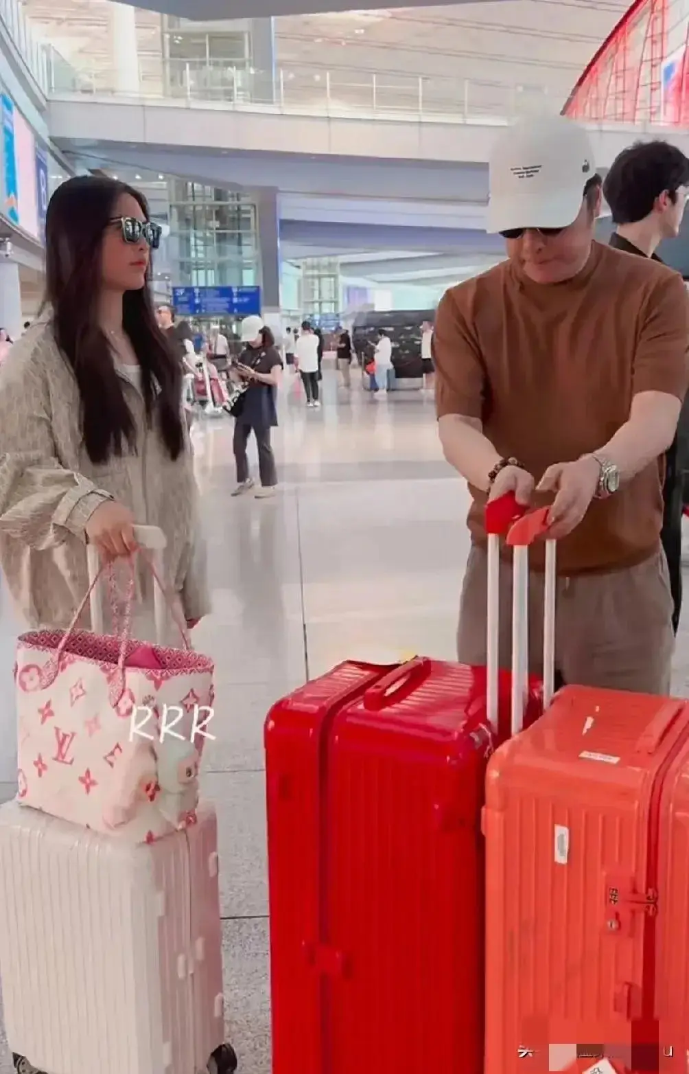 Con gái MC giàu nhất showbiz 15 tuổi đã có Rolls-Royce riêng: Phong thái tài phiệt trong cốt cách, 1 cử chỉ ở sân bay nhận mưa lời khen vì cách giáo dục của mẹ- Ảnh 2.