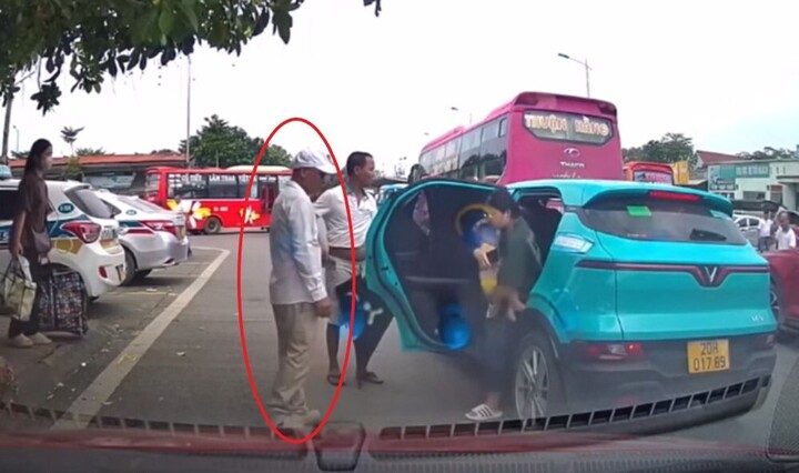 Tài xế chặn đầu taxi, không cho đón khách ở bến xe Thái Nguyên bị phạt 4 triệu- Ảnh 1.