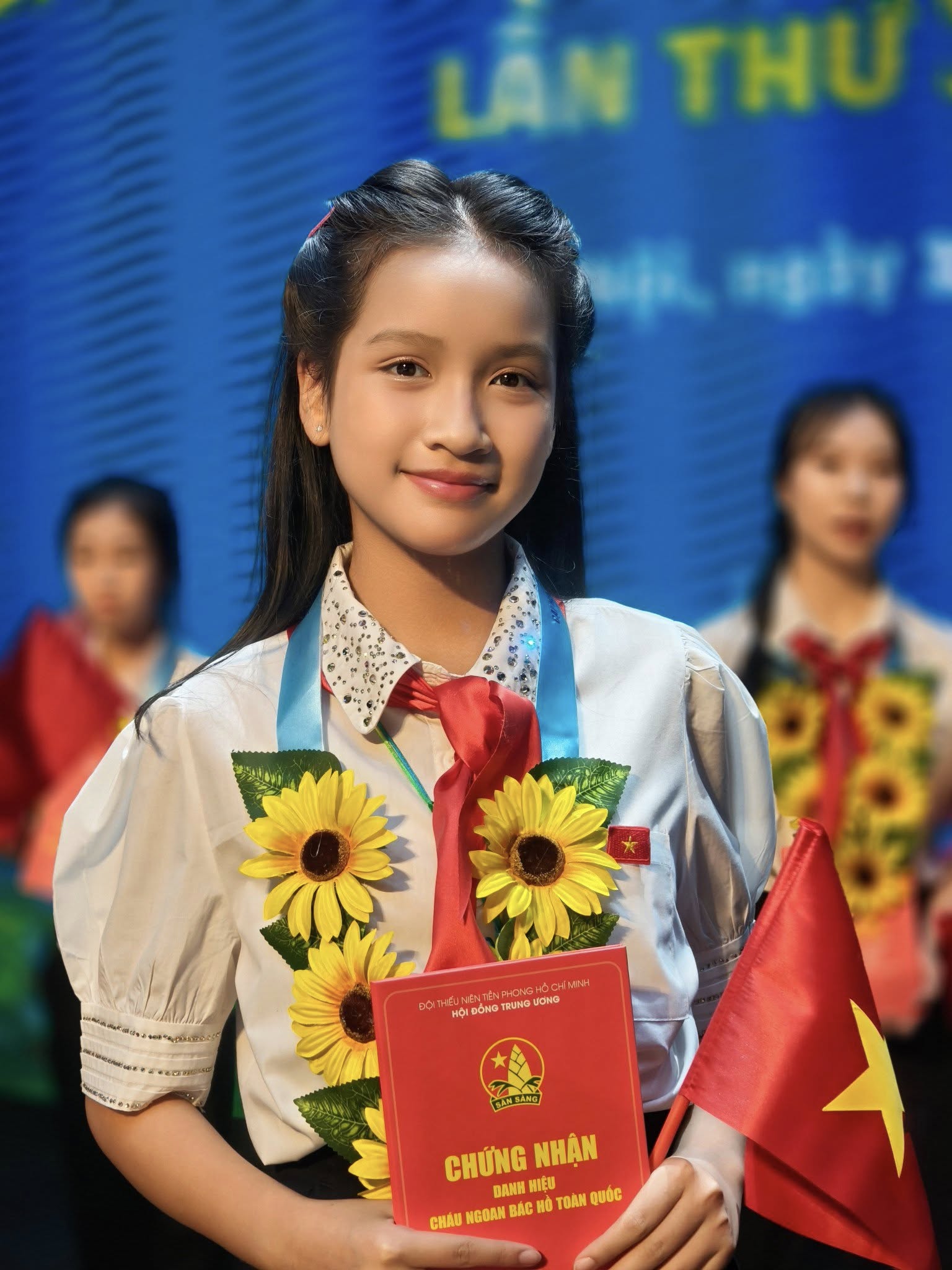 Cô bé Hà Nội SN 2012 cất giọng hát làm 50.000 người rung tim giữa concert Quốc gia là ai?- Ảnh 4.