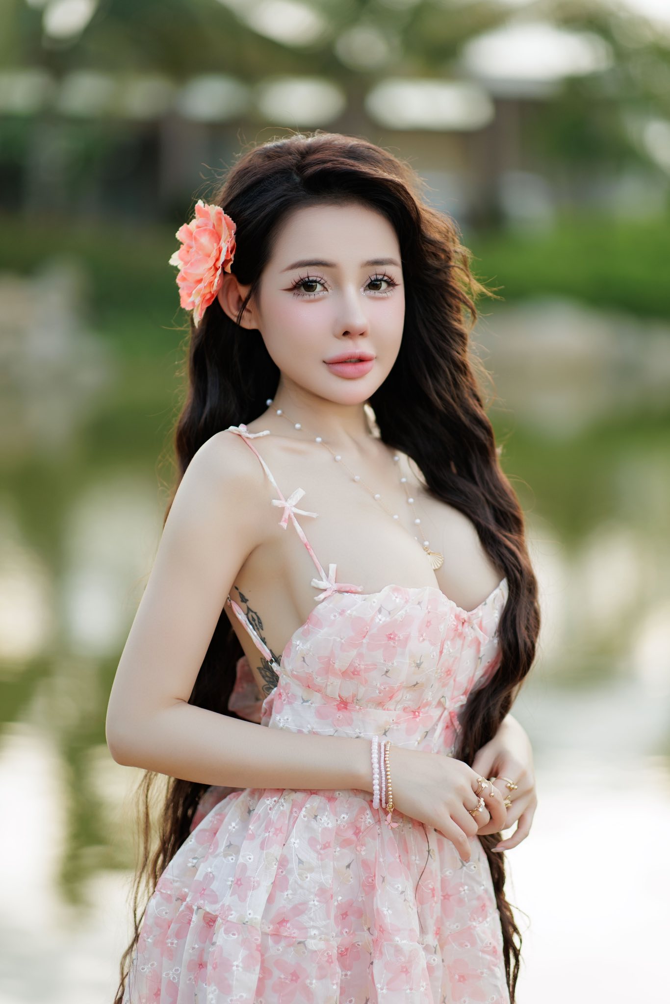 Phản cảm hành động Ngân 98 để loạt khán giả đụng chạm vòng 1 khi đi biểu diễn- Ảnh 3.