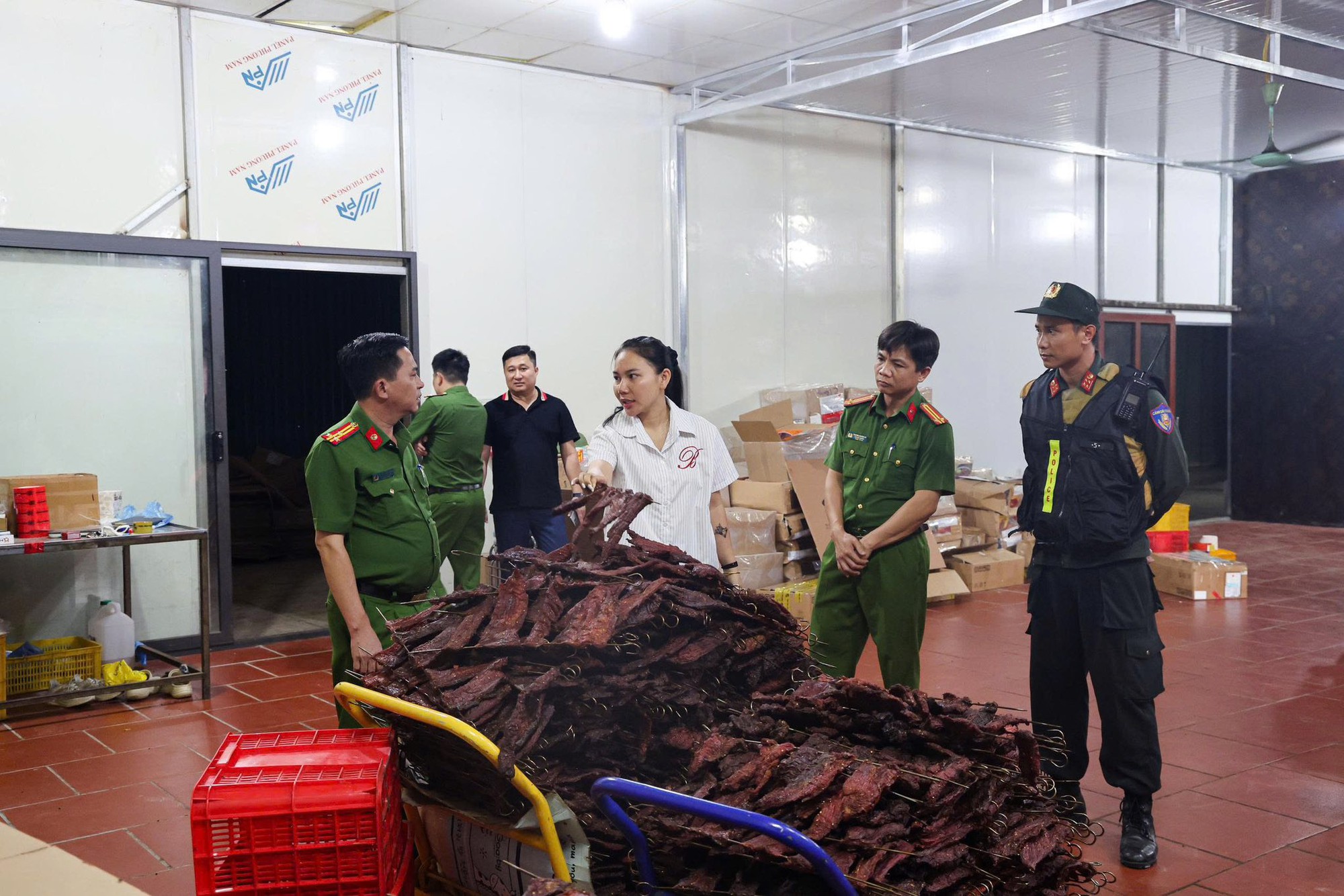 "Bà trùm" Vũ Thị Hường cầm đầu đường dây sản xuất thực phẩm giả thu 100 tỷ đồng, tiêu thụ 1.000 tấn thịt- Ảnh 2.
