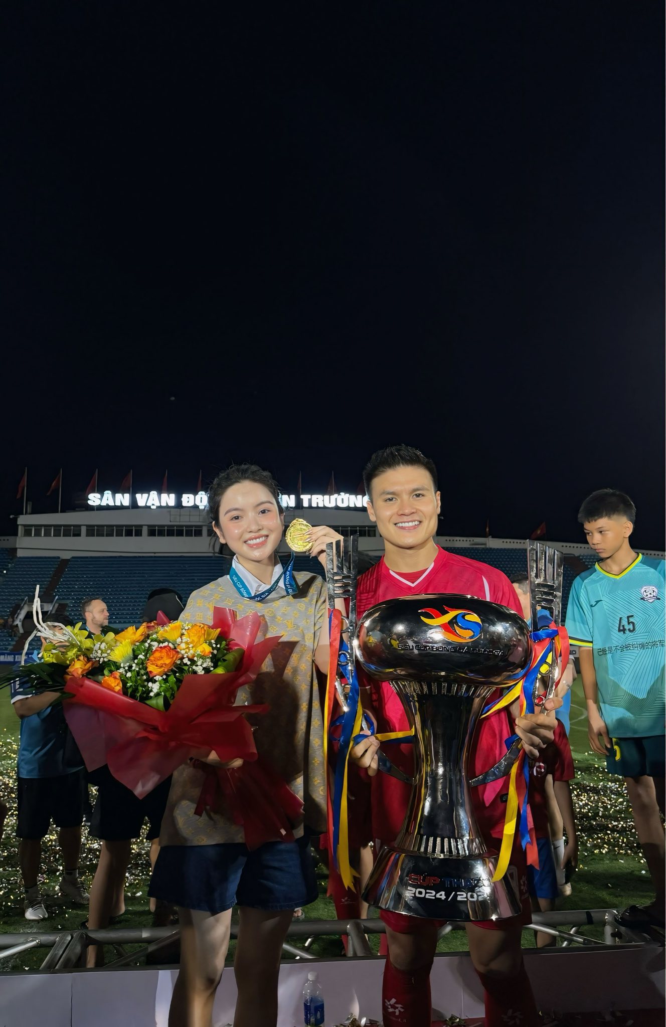 Quang Hải tặng huy chương, ôm thắm thiết Chu Thanh Huyền giữa chỗ đông người, mặc ồn ào vẫn yêu vợ như ngày đầu tiên- Ảnh 1.