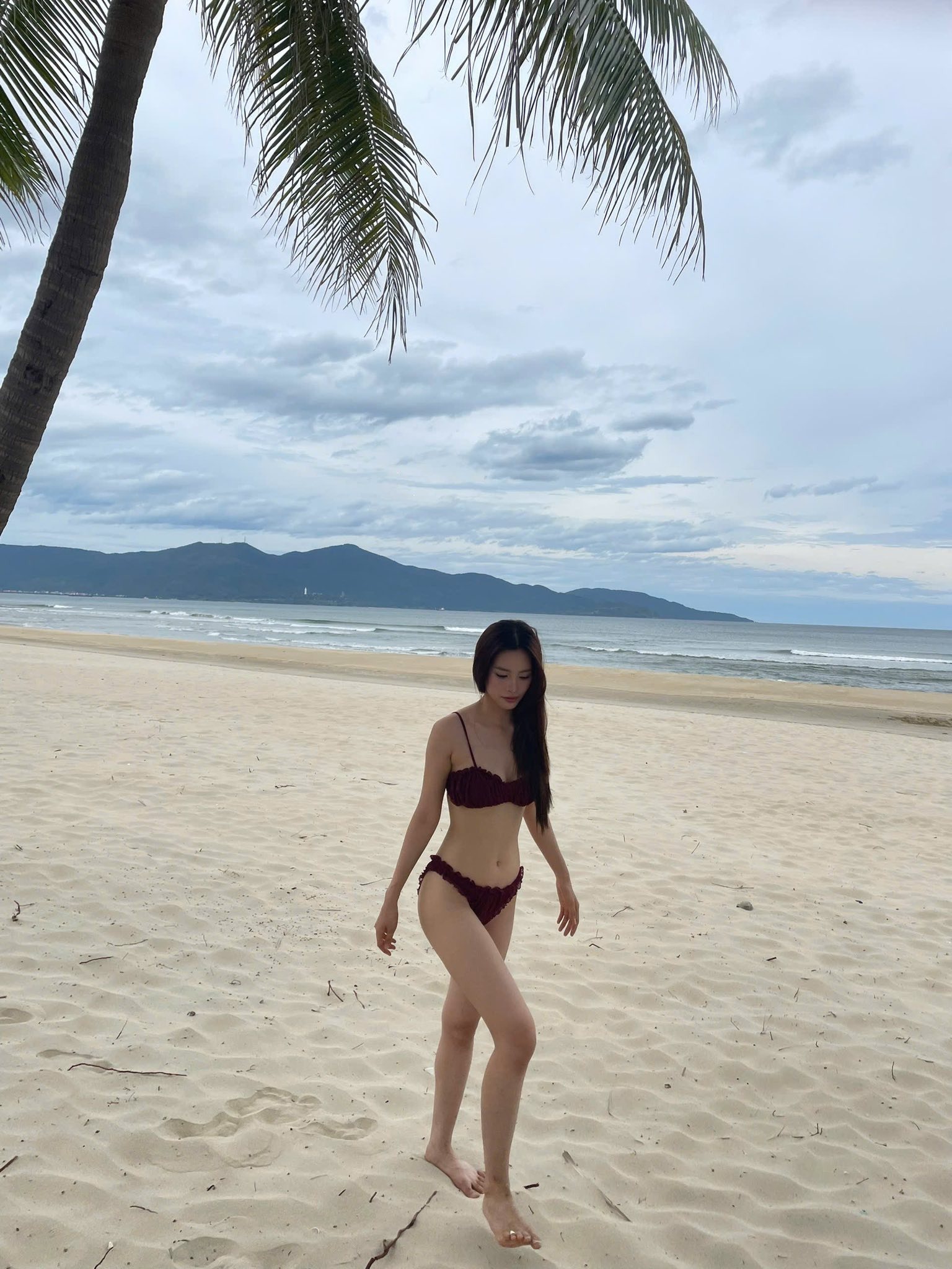 Tiểu Vy mặc bikini đẹp ác liệt, visual lẫn body đều chuốc say người ngắm- Ảnh 4.