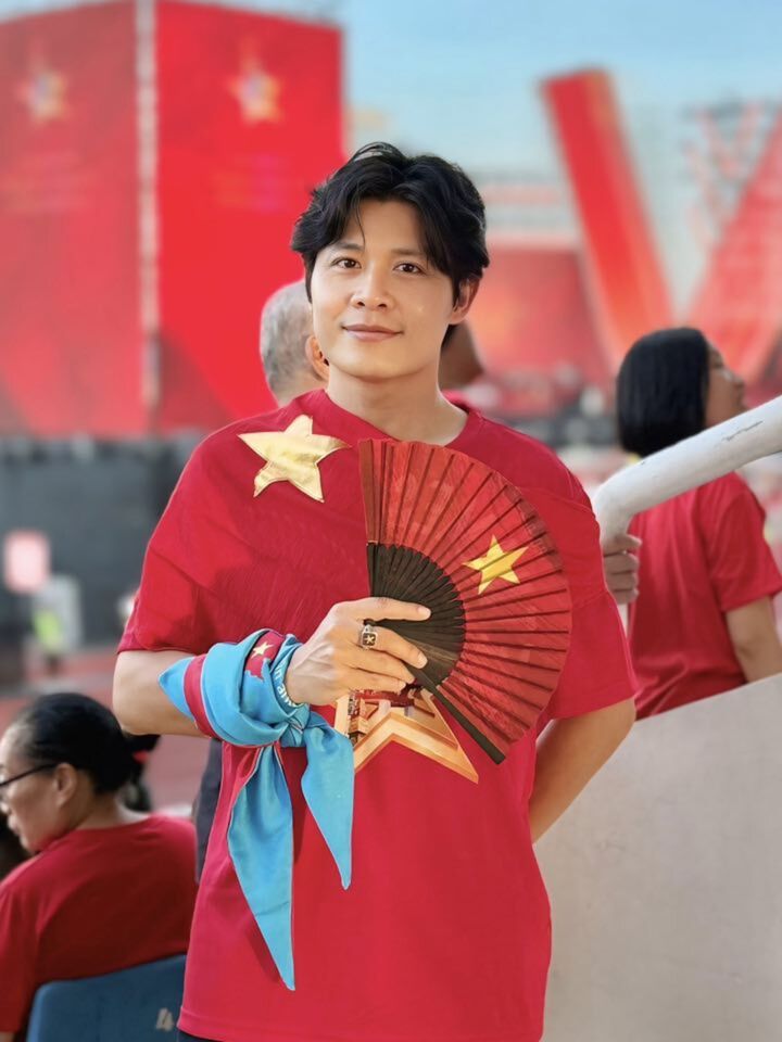 Tùng Dương hát Viết Tiếp Câu Chuyện Hoà Bình trong concert quốc gia gây sốt- Ảnh 1.