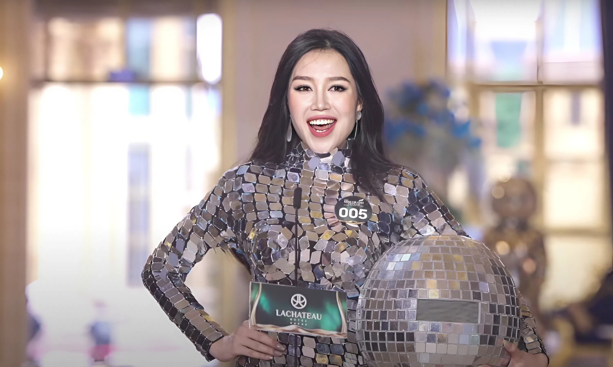 Thí sinh Miss Grand Vietnam bày đủ trò lố: Từ múa lân, kéo lê trên sàn đến mang Tây Du Ký đi thi- Ảnh 5.