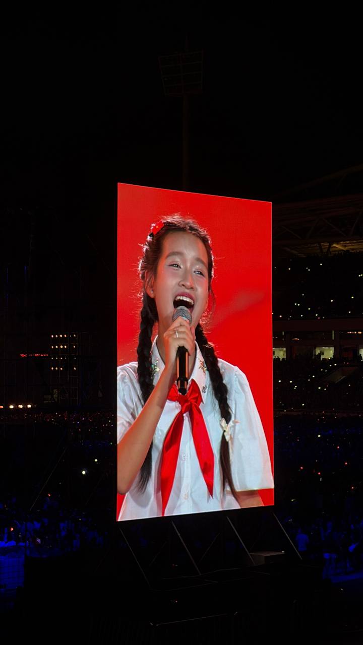 Cô bé Hà Nội SN 2012 cất giọng hát làm 50.000 người rung tim giữa concert Quốc gia là ai?- Ảnh 2.
