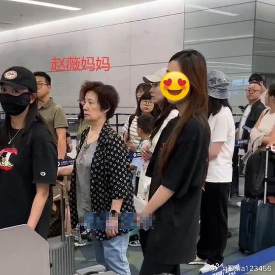 "Tóm gọn" Triệu Vy trùm kín mít ở sân bay, nghi dắt díu mẹ ruột - con gái chạy ra nước ngoài trốn nợ?- Ảnh 3.