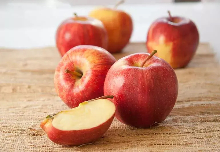 Quả táo bên ngoài tươi rói, bên trong bị thâm có phải do chất bảo quản?- Ảnh 2.