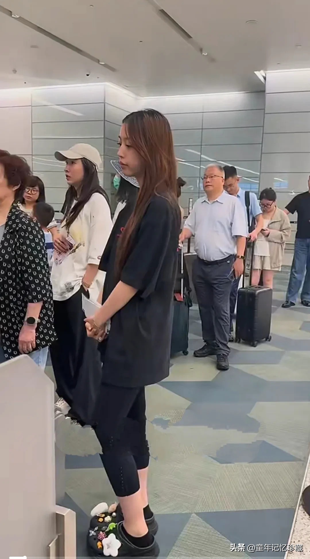 Con gái Triệu Vy lộ diện tại sân bay: Dáng cao nổi bật, nét mặt mệt mỏi- Ảnh 2.