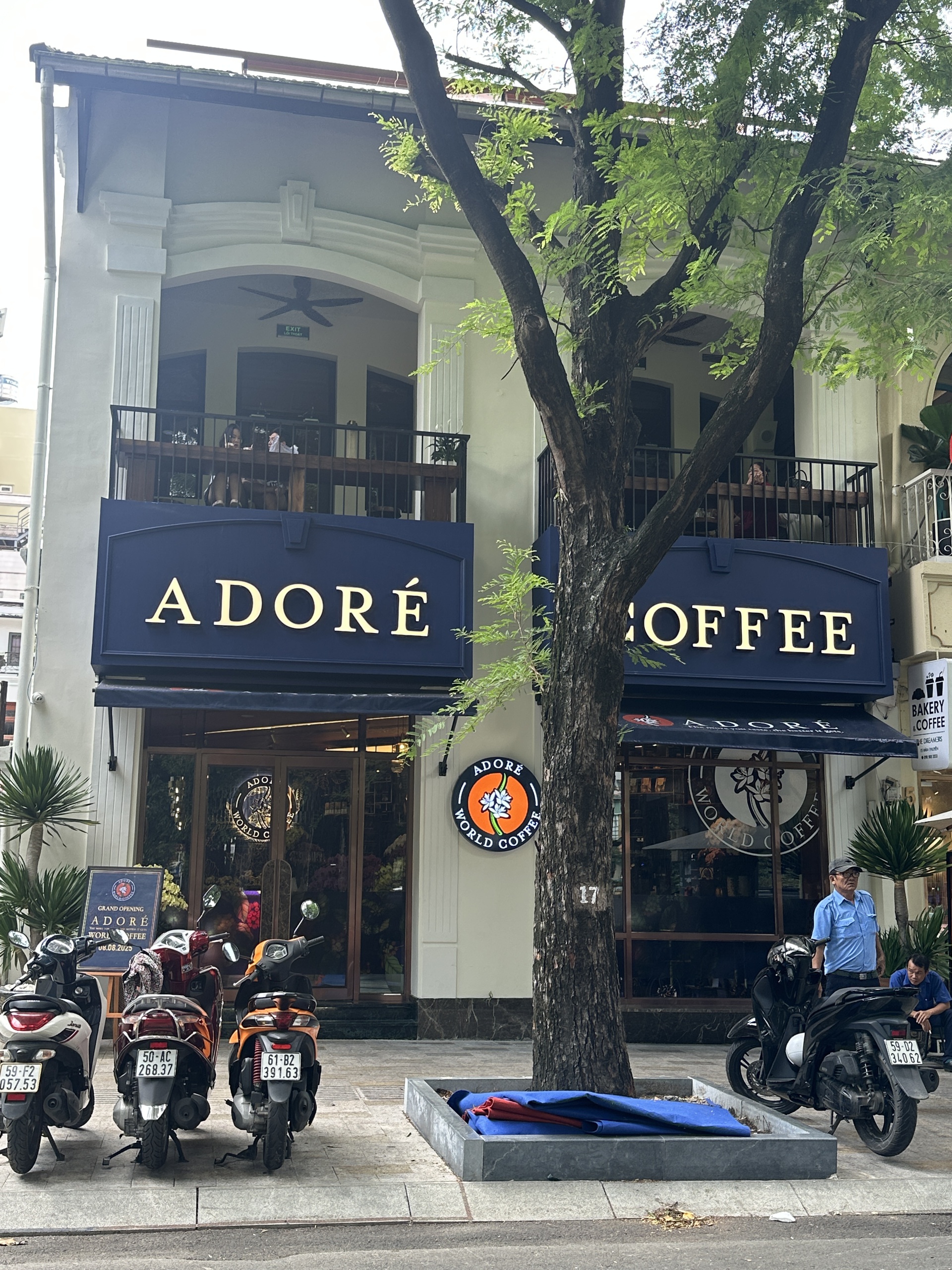 Cận cảnh thương hiệu Việt chi 1 tỷ/tháng để “ngồi lại” vị trí vàng mà Starbucks vừa trả- Ảnh 1.