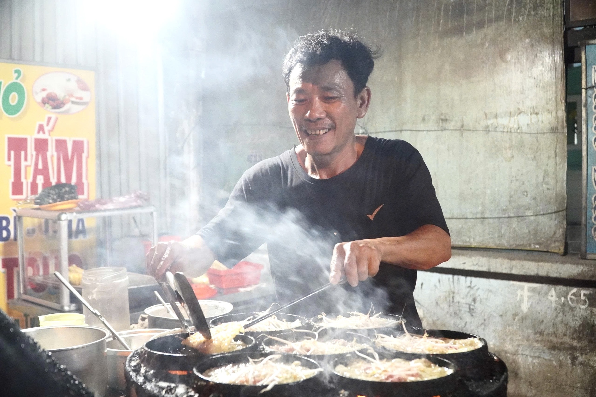 Người cha đơn thân bán bánh xèo nuôi 2 con song sinh tự kỷ ở TP.HCM, từ chối nhận tiền hỗ trợ vì lý do này- Ảnh 4.