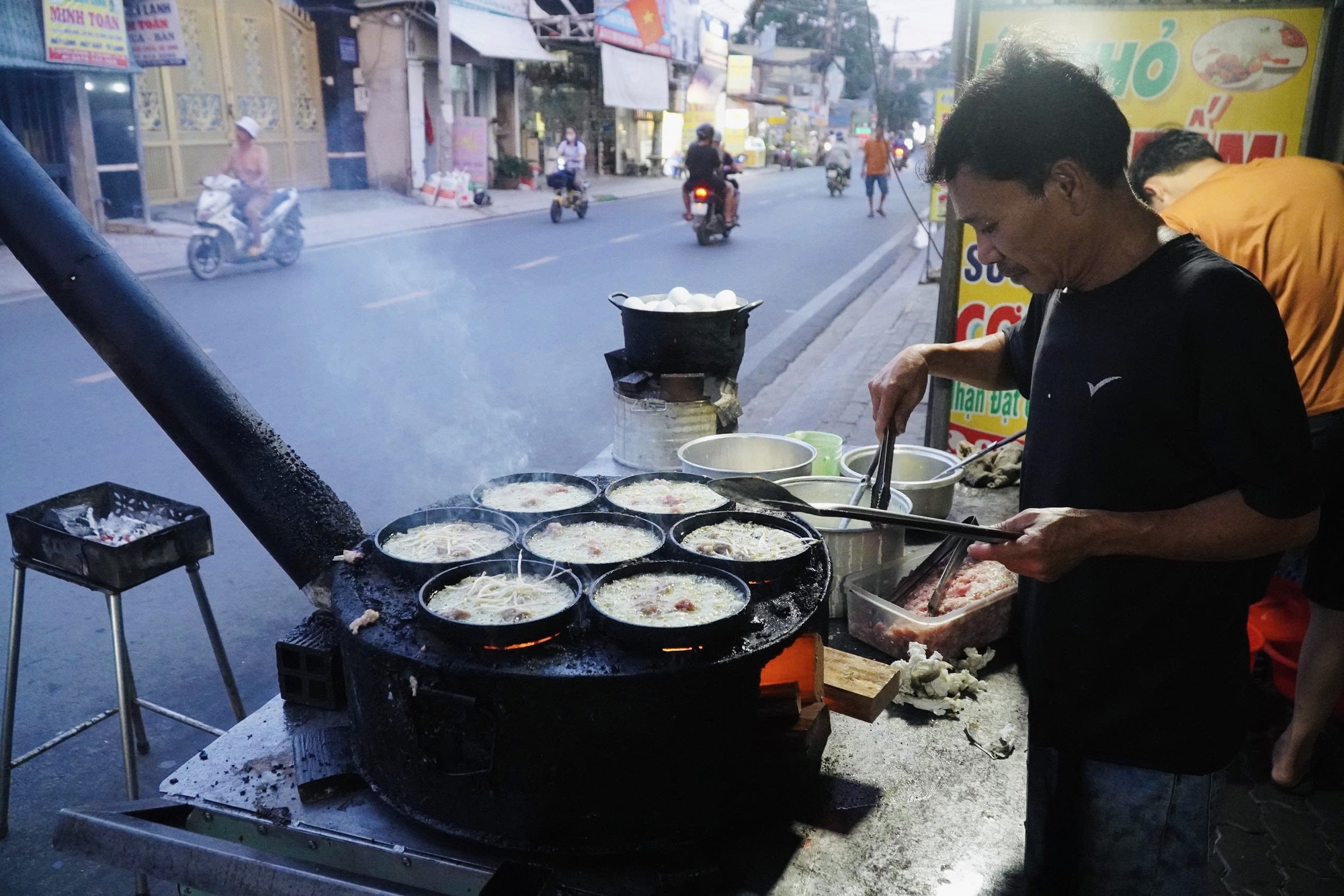 Người cha đơn thân bán bánh xèo nuôi 2 con song sinh tự kỷ ở TP.HCM, từ chối nhận tiền hỗ trợ vì lý do này- Ảnh 2.