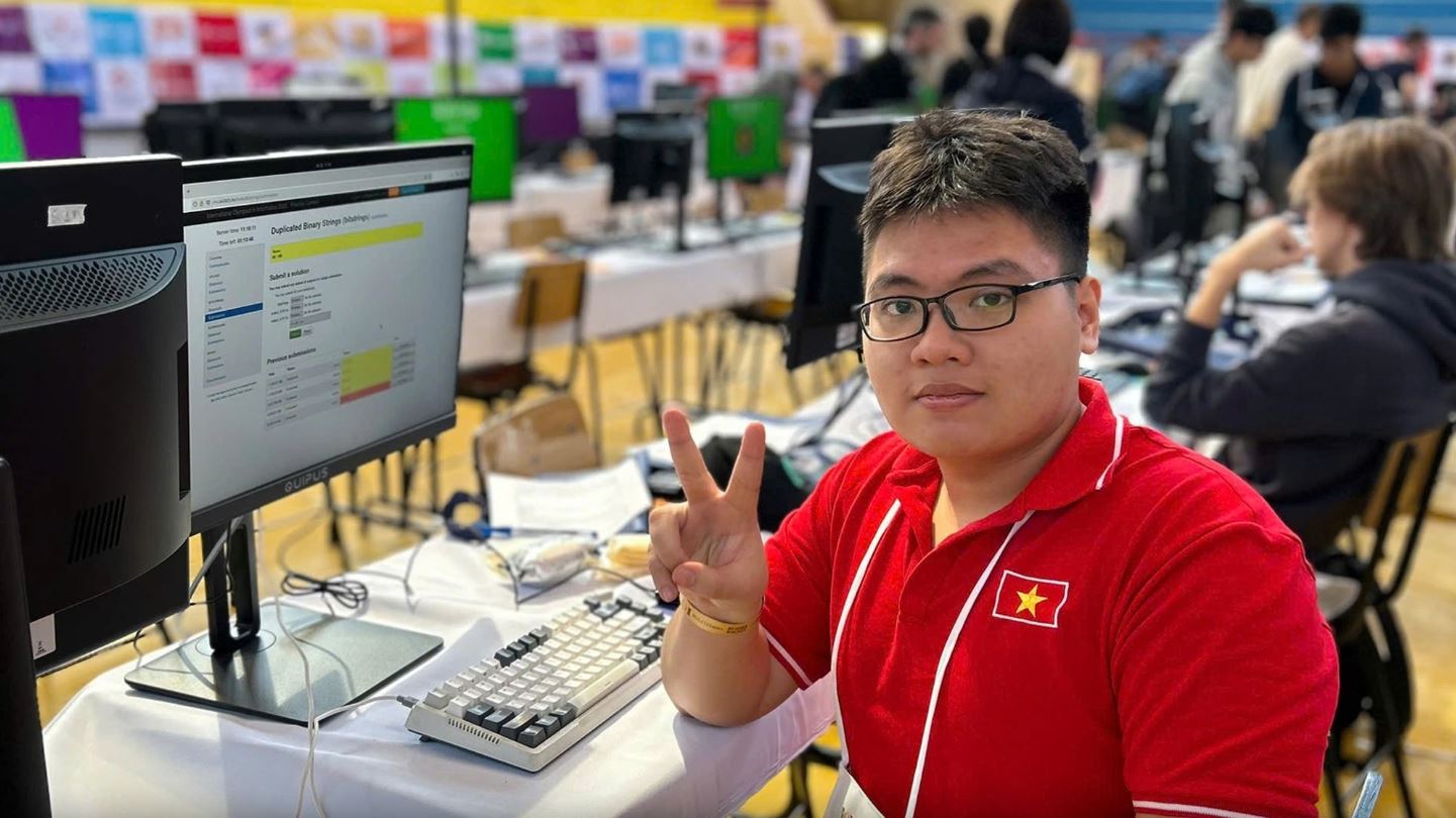 Ngôi trường ở Gia Lai lần đầu tiên có học sinh giành "cú đúp" huy chương Vàng - Bạc tại 2 cuộc thi Tin học quốc tế- Ảnh 1.