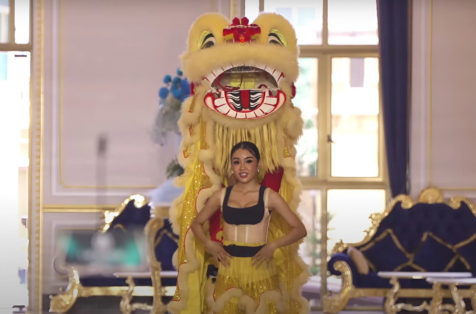 Thí sinh Miss Grand Vietnam bày đủ trò lố: Từ múa lân, kéo lê trên sàn đến mang Tây Du Ký đi thi- Ảnh 1.