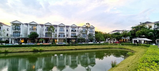 "Review" khối tài sản của Sơn Tùng M-TP: Lái xe sang 13 tỷ đồng, ở biệt thự ven sông và là Chủ tịch công ty giải trí hàng đầu- Ảnh 2.