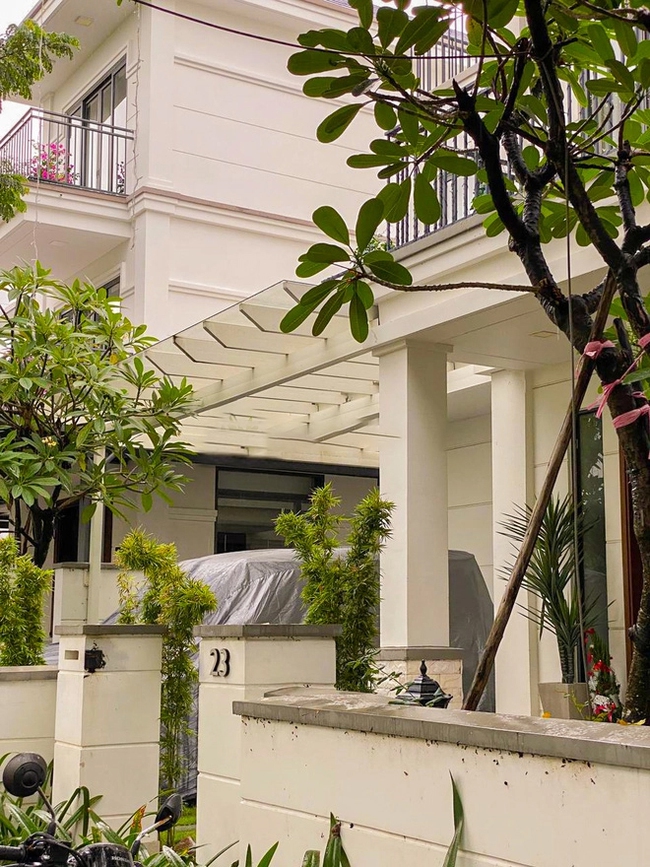 "Review" khối tài sản của Sơn Tùng M-TP: Lái xe sang 13 tỷ đồng, ở biệt thự ven sông và là Chủ tịch công ty giải trí hàng đầu- Ảnh 1.