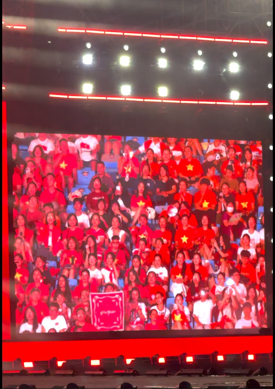 CLIP: Đến Booth Fandom Yêu Nước khui trúng “sít rịt” khăn, túi, áo đang hot rần rần, gặp ai cũng muốn khoe- Ảnh 4.