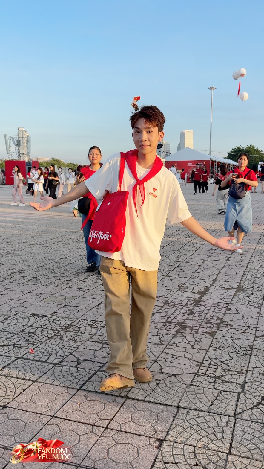 CLIP: Đến Booth Fandom Yêu Nước khui trúng “sít rịt” khăn, túi, áo đang hot rần rần, gặp ai cũng muốn khoe- Ảnh 3.