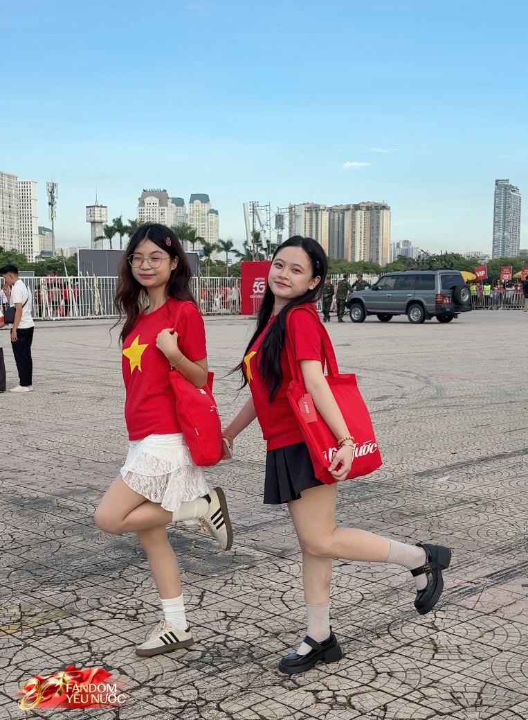 CLIP: Đến Booth Fandom Yêu Nước khui trúng “sít rịt” khăn, túi, áo đang hot rần rần, gặp ai cũng muốn khoe- Ảnh 1.