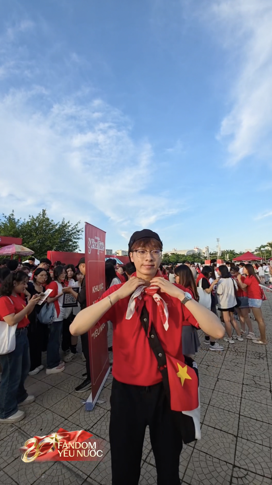 CLIP: Đến Booth Fandom Yêu Nước khui trúng “sít rịt” khăn, túi, áo đang hot rần rần, gặp ai cũng muốn khoe- Ảnh 2.