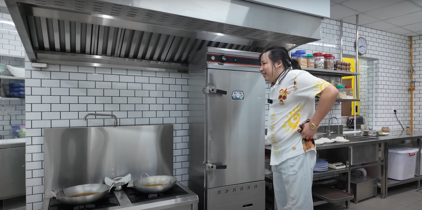 Khoa Pug về Việt Nam đi tập tễnh sau 2 lần kéo chân, gây tranh cãi từ ngoại hình đến thói quen ăn uống- Ảnh 4.