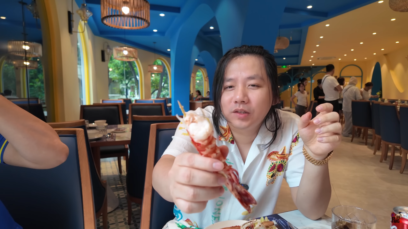 Khoa Pug về Việt Nam đi tập tễnh sau 2 lần kéo chân, gây tranh cãi từ ngoại hình đến thói quen ăn uống- Ảnh 6.