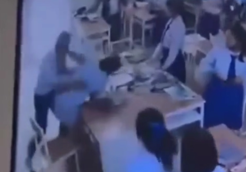 Không hài lòng với điểm thi, nam sinh lao tới tấn công nữ giáo viên- Ảnh 1.