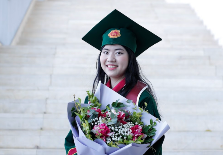 Nữ thủ khoa đầu ra trường Kinh tế, 4 năm học đều đặn mang tiền về cho mẹ- Ảnh 1.