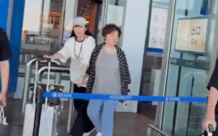 "Tóm gọn" Triệu Vy trùm kín mít ở sân bay, nghi dắt díu mẹ ruột - con gái chạy ra nước ngoài trốn nợ?- Ảnh 1.
