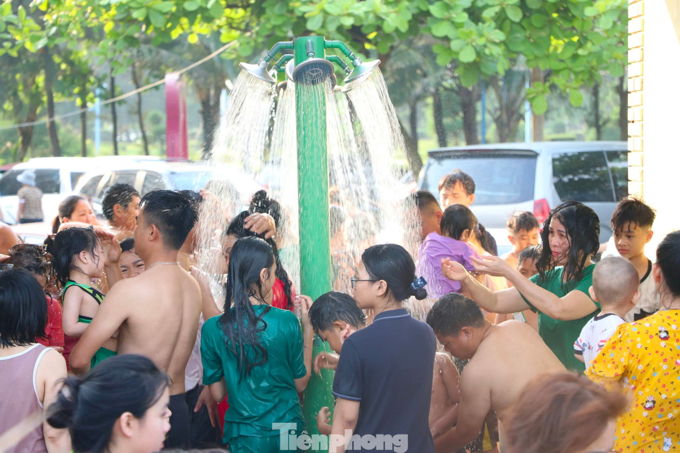 Du khách đổ xô đi biển Cửa Lò- Ảnh 11.