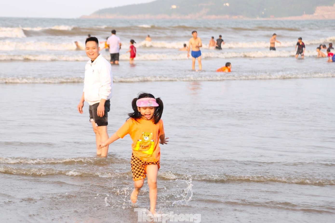Du khách đổ xô đi biển Cửa Lò- Ảnh 6.