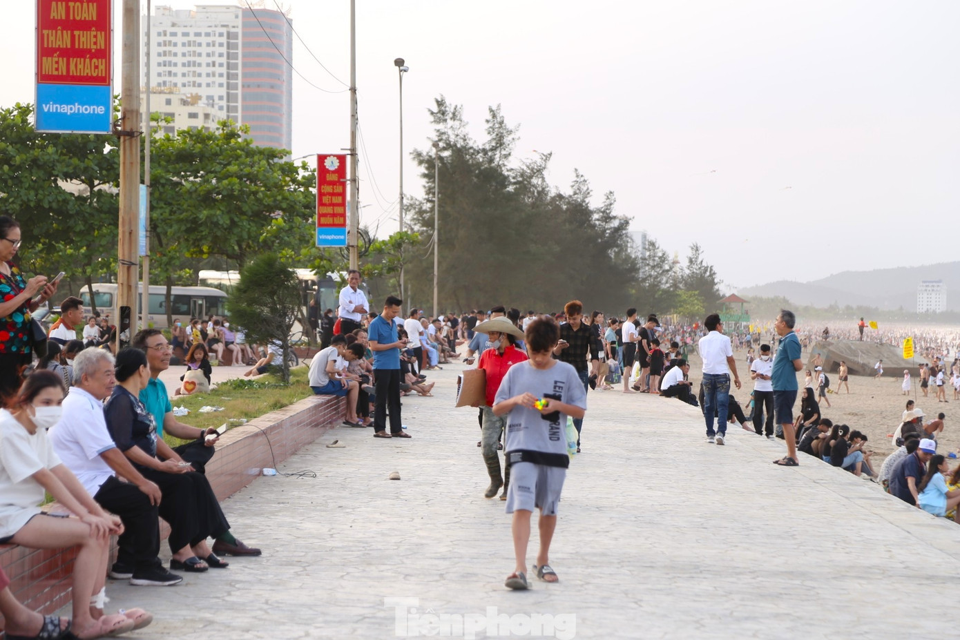 Du khách đổ xô đi biển Cửa Lò- Ảnh 9.