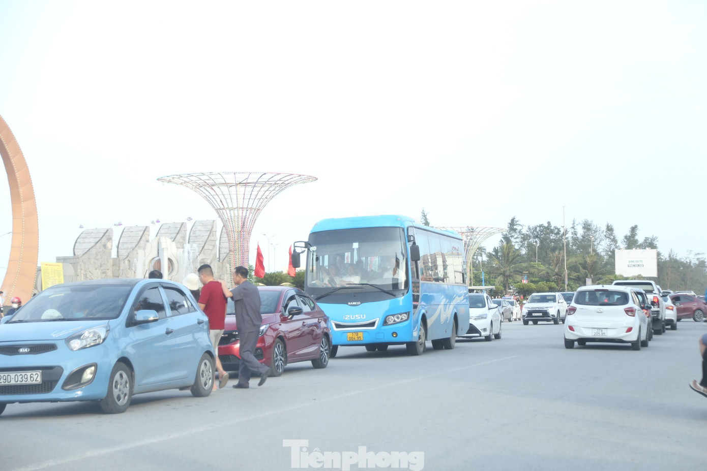 Du khách đổ xô đi biển Cửa Lò- Ảnh 2.