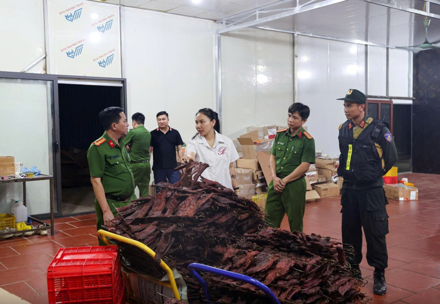 Cận cảnh kho đông lạnh chứa đầy thịt trâu bốc mùi hôi thối: Số lượng đầu vào lên tới vài nghìn tấn, đã sản xuất 400 tấn thịt trâu gác bếp trong 5 năm- Ảnh 3.