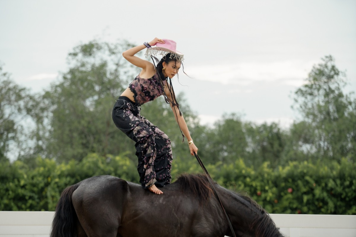 Tập 2 Vietnam's Next Top Model: Nàng Mơ ngã khỏi lưng ngựa, luật chơi mới 