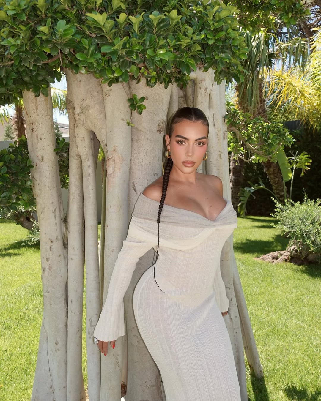 Vợ sắp cưới của Ronaldo - Georgina Rodriguez visual cực đỉnh, body đồng hồ cát diện bikini mới 