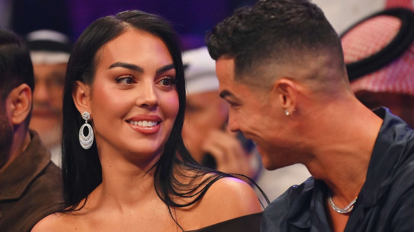 Trước khi đính hôn, Ronaldo và Georgina có hợp đồng hôn nhân, đàng gái vẫn cực 