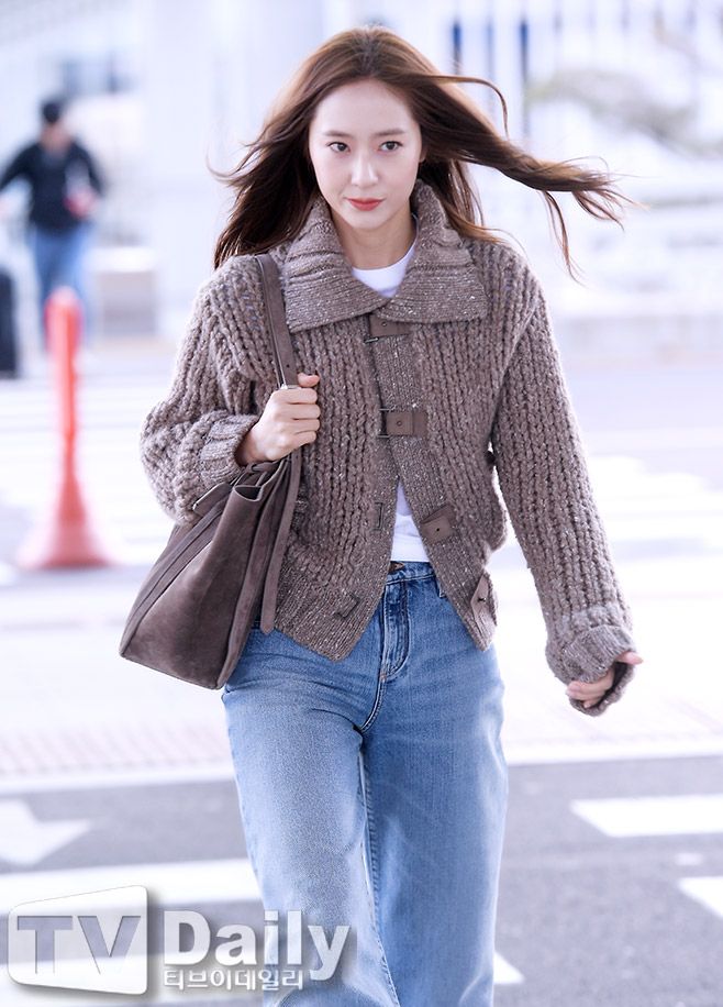 Công chúa “chảnh nhất” Kpop cân đồ hiệu đẹp hơn người mẫu, từng mặc áo mưa cũng viral- Ảnh 24.