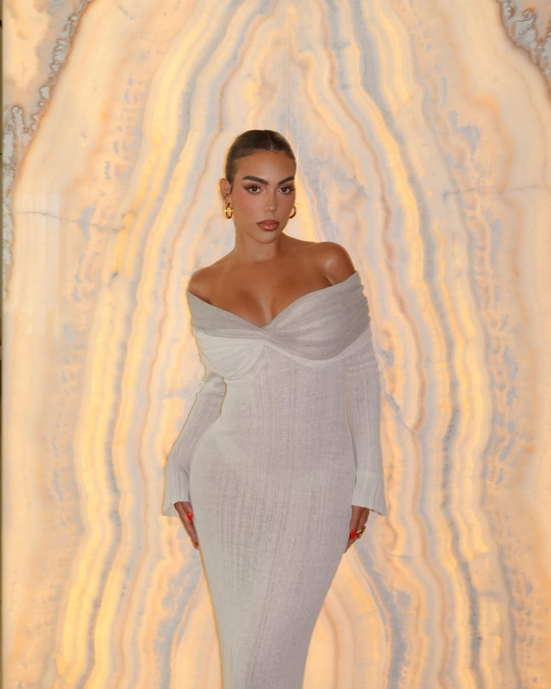 Vợ sắp cưới của Ronaldo - Georgina Rodriguez visual cực đỉnh, body đồng hồ cát diện bikini mới 