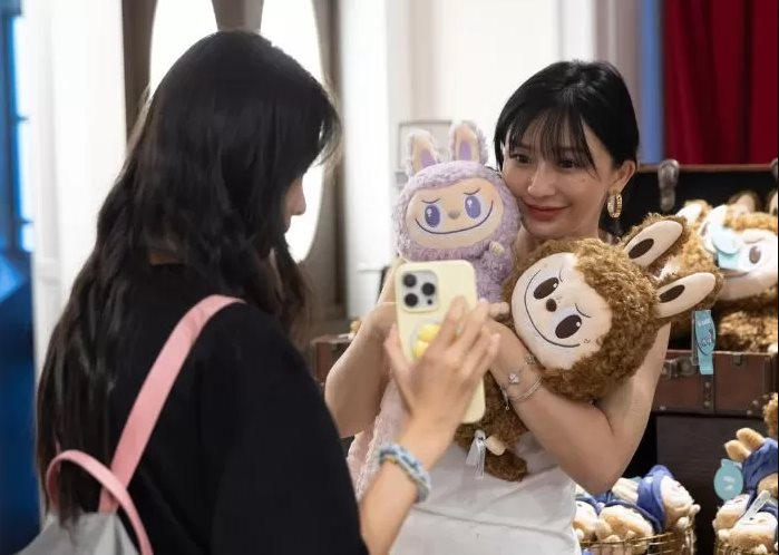 Tiêu dùng tự sướng: Trào lưu mới của Gen Z khi kinh tế lạm phát, lãi suất cao và sa thải hàng loạt- Ảnh 3.