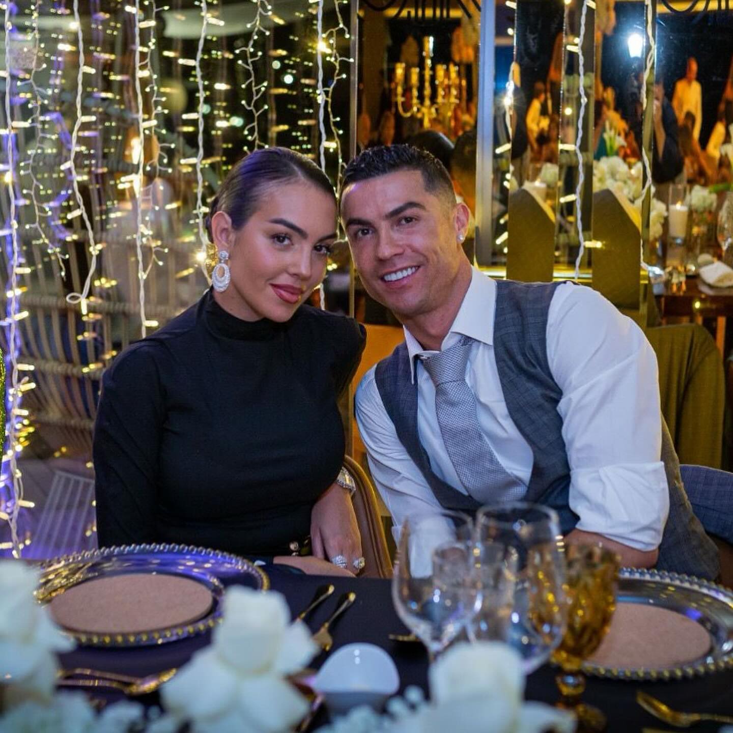 Ronaldo cầu hôn Georgina bằng chiếc nhẫn siêu to khổng lồ, giá khủng cỡ nào mà cõi mạng 