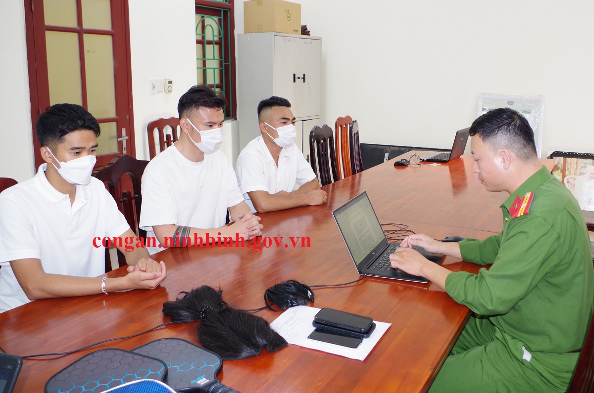 Vụ "clip đôi nam nữ thân mật trong xe Mercedes" ở Ninh Bình: Công an mời 3 nam thanh niên lên làm việc- Ảnh 2.