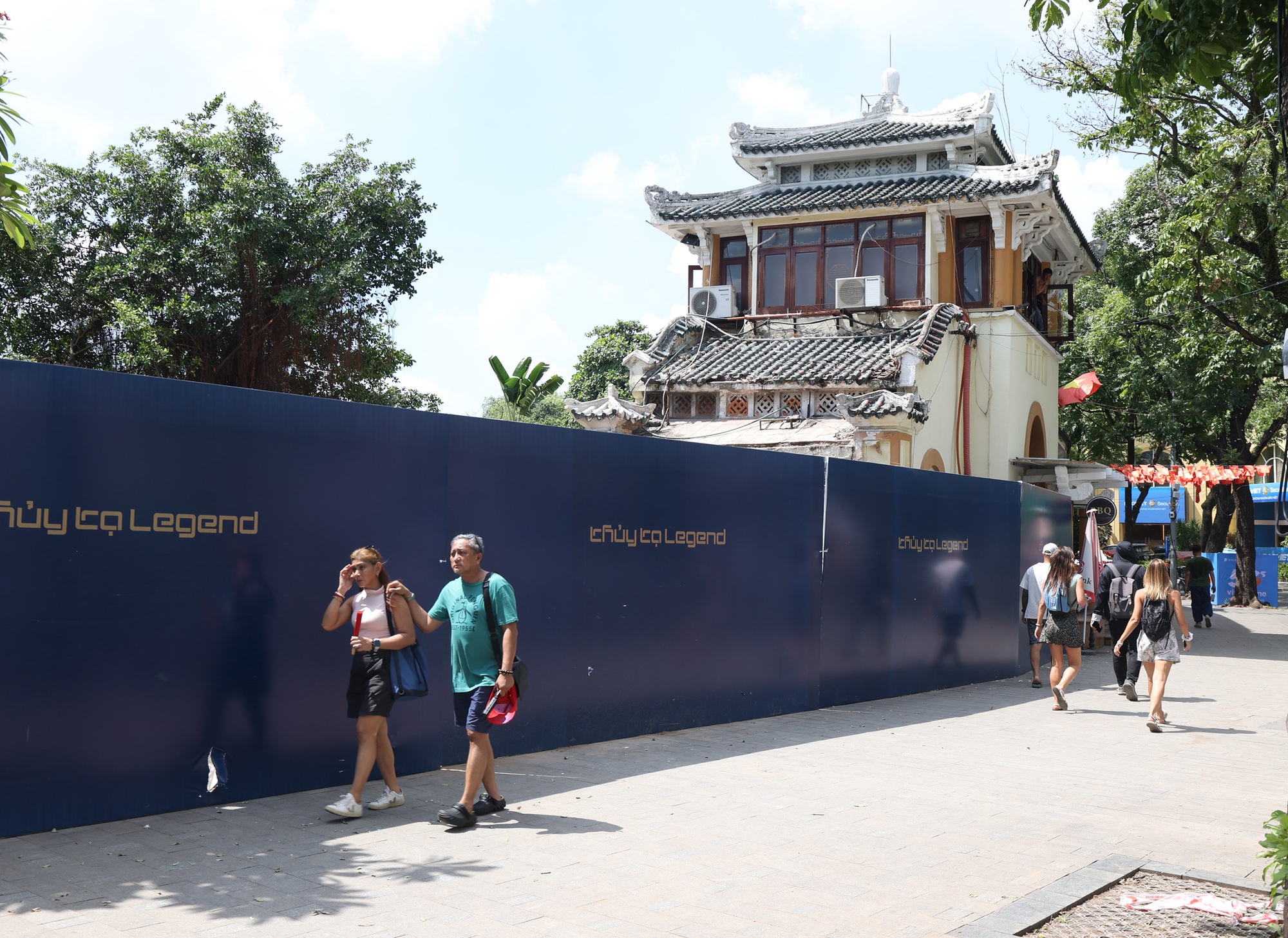 Cận cảnh tháo dỡ một phần nhà hàng nổi tiếng bên hồ Hoàn Kiếm, nhiều người dân bất ngờ ngoái nhìn- Ảnh 1.