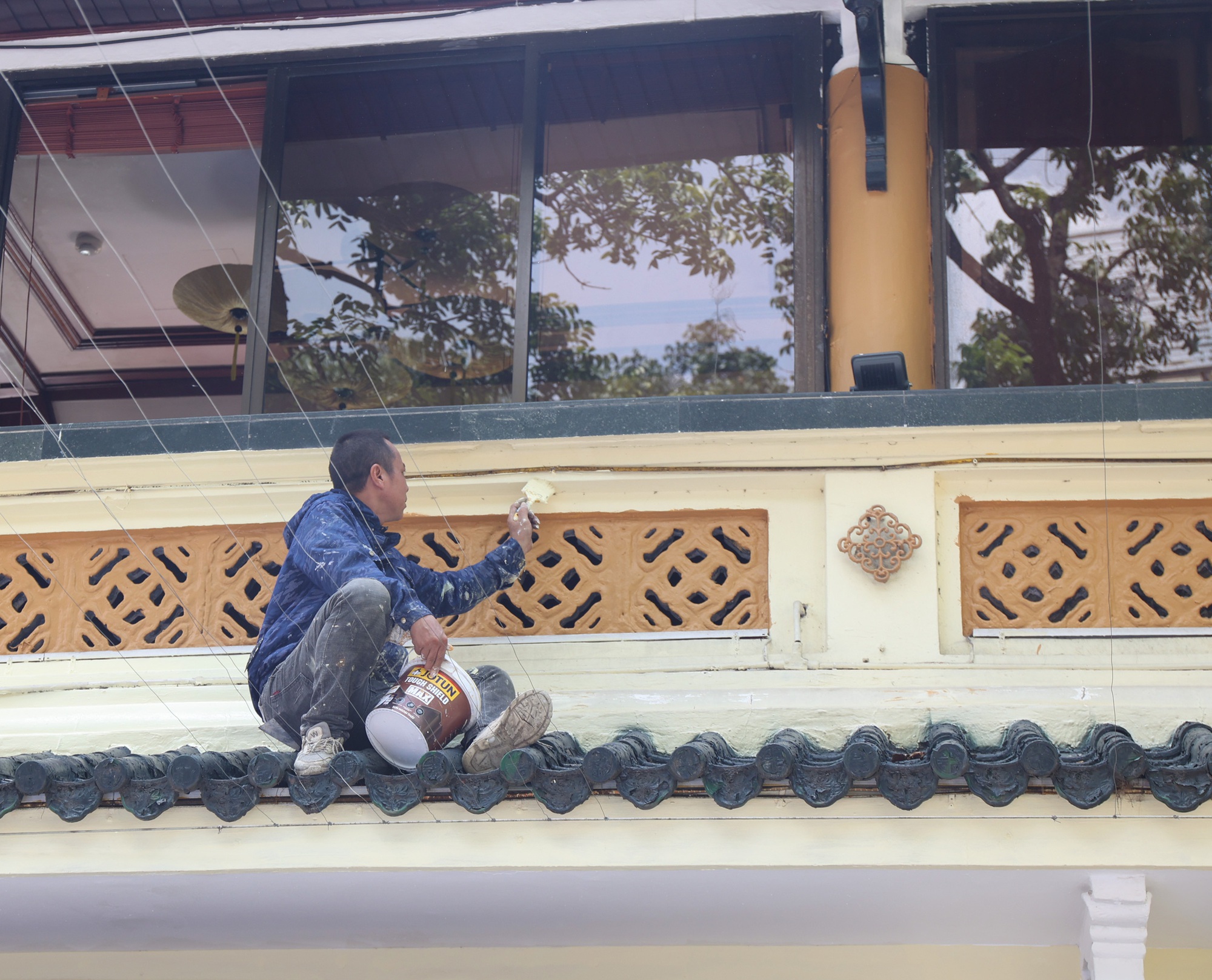 Cận cảnh tháo dỡ một phần nhà hàng nổi tiếng bên hồ Hoàn Kiếm, nhiều người dân bất ngờ ngoái nhìn- Ảnh 5.