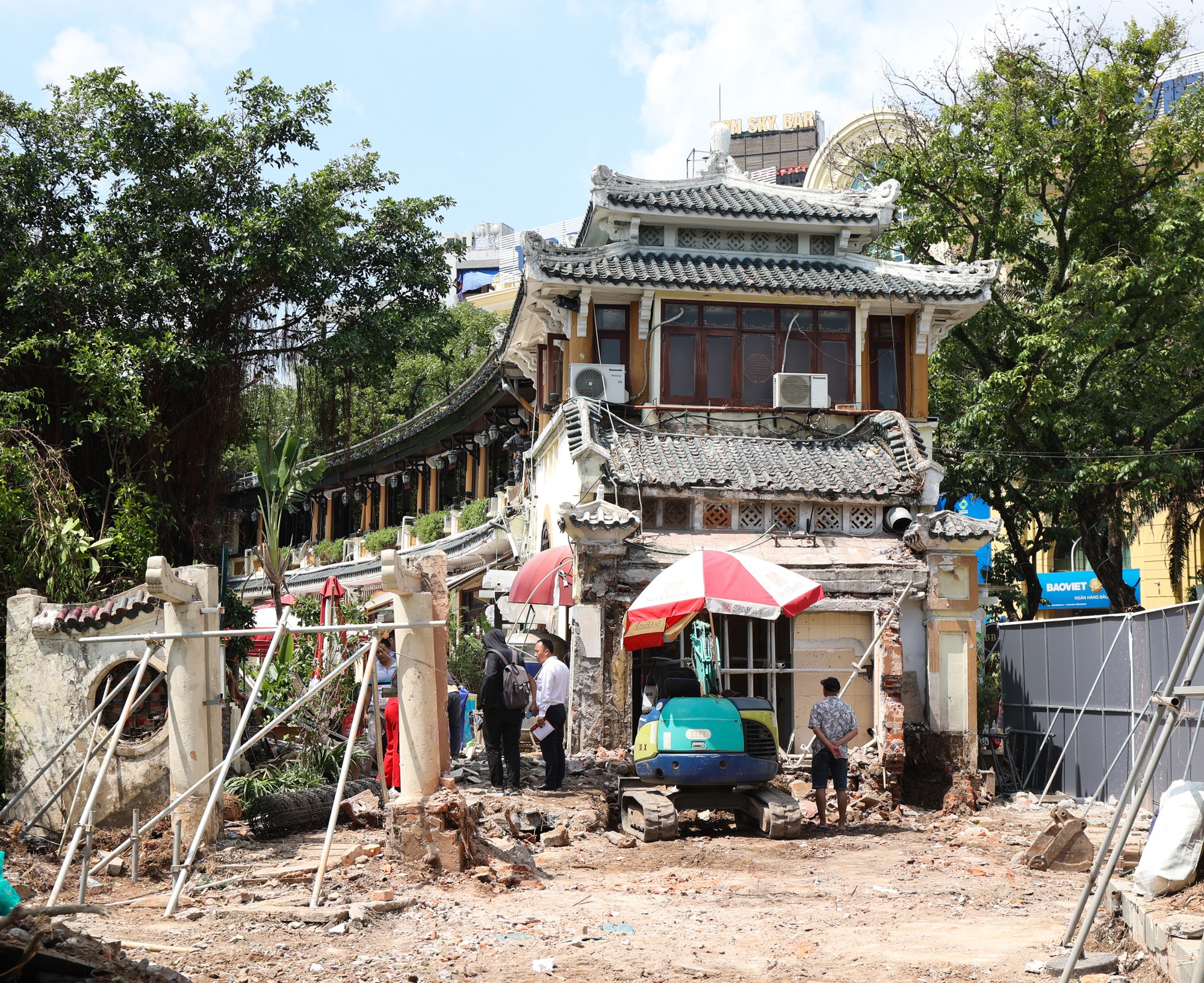 Cận cảnh tháo dỡ một phần nhà hàng nổi tiếng bên hồ Hoàn Kiếm, nhiều người dân bất ngờ ngoái nhìn- Ảnh 2.