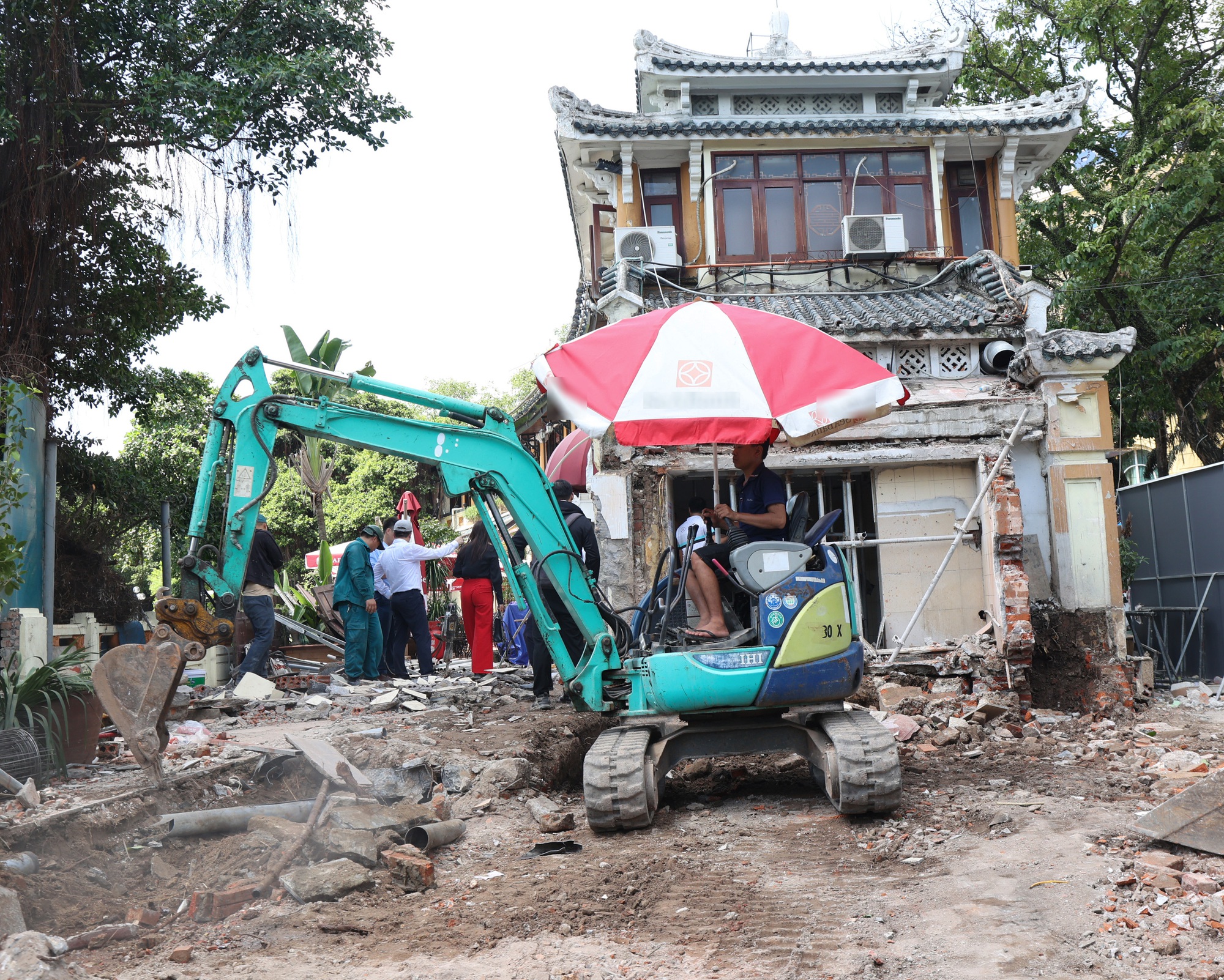 Cận cảnh tháo dỡ một phần nhà hàng nổi tiếng bên hồ Hoàn Kiếm, nhiều người dân bất ngờ ngoái nhìn- Ảnh 4.