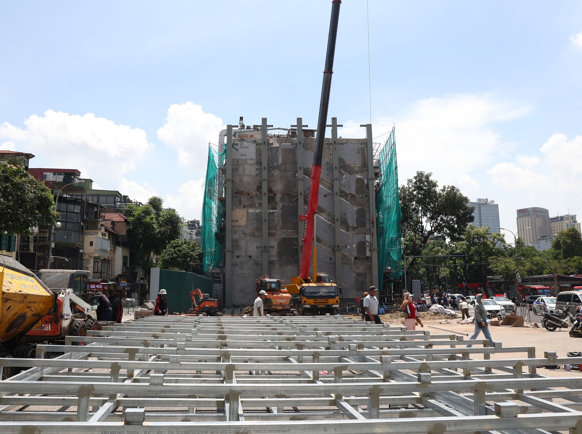 Cận cảnh tháo dỡ một phần nhà hàng nổi tiếng bên hồ Hoàn Kiếm, nhiều người dân bất ngờ ngoái nhìn- Ảnh 10.