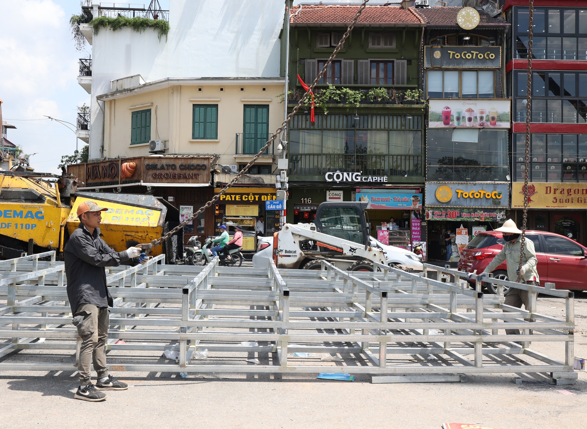 Cận cảnh tháo dỡ một phần nhà hàng nổi tiếng bên hồ Hoàn Kiếm, nhiều người dân bất ngờ ngoái nhìn- Ảnh 11.
